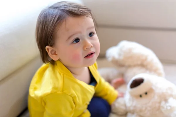 Toddler pojke spelar i hans hus — Stockfoto