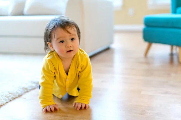 Toddler pojke i hans hus — Stockfoto