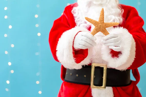 Santa in possesso di una stella marina — Foto Stock