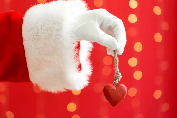 Санта держит рождественское сердце — стоковое фото