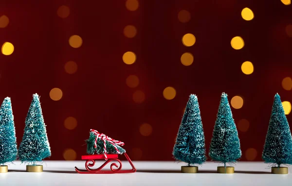 크리스마스 트리를 운반 하는 장난감 슬라이드 — 스톡 사진