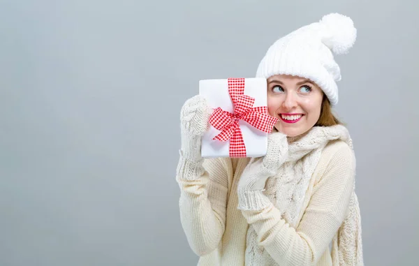 Mujer joven sosteniendo una caja de regalo — Foto de Stock