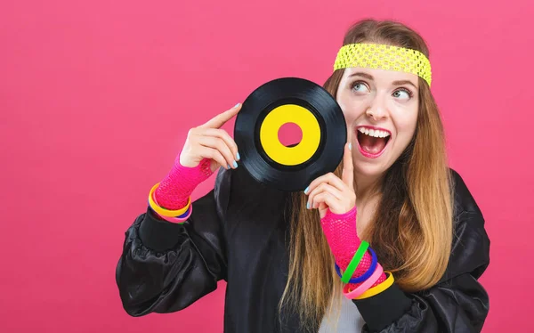 Vrouw in de mode van de jaren 1980 een record te houden — Stockfoto