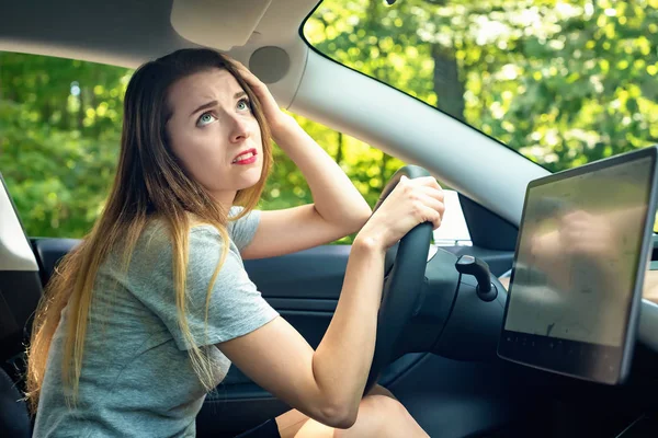 Jovem estressada chateada com o trânsito — Fotografia de Stock