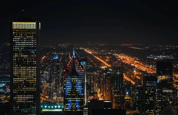 在晚上的芝加哥摩天大楼 — 图库照片