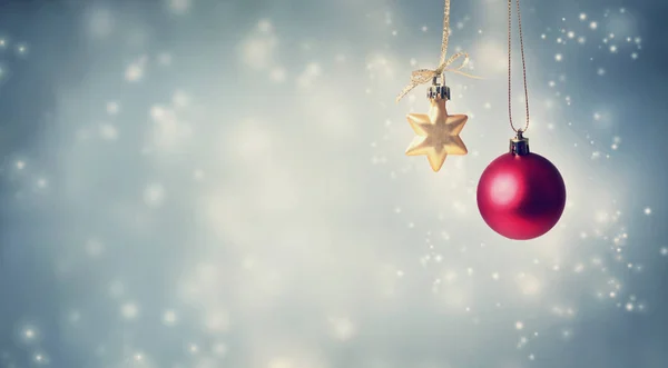 Vánoční hvězda a cetka ornamenty — Stock fotografie