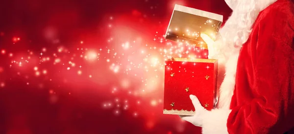 Santa otwierając pudełko — Zdjęcie stockowe