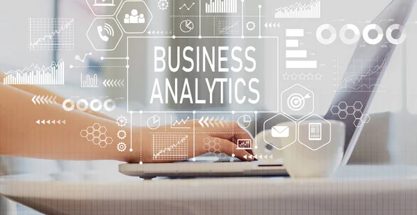 Business Analytics con la donna utilizzando un computer portatile — Foto Stock