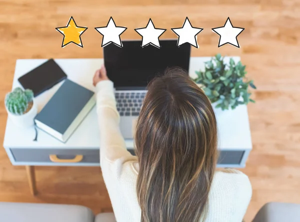 Jeden Star Rating s ženou přes notebook — Stock fotografie