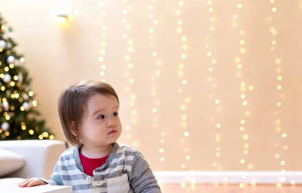 Peuter jongen in zijn huis in kerstsfeer — Stockfoto