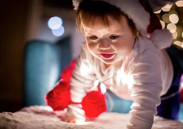 Toddler chłopiec z Santa hat w okresie Bożego Narodzenia — Zdjęcie stockowe
