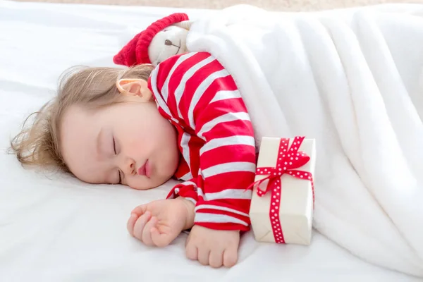 クリスマス プレゼントで彼の家で寝ている幼児少年 — ストック写真