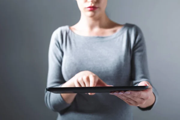 Jovem mulher usando seu tablet — Fotografia de Stock