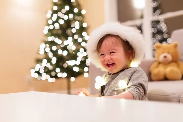 Peuter jongen spelen op Kerstmis — Stockfoto