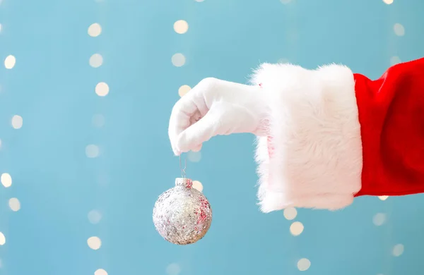 Santa segurando uma bugiganga de Natal — Fotografia de Stock