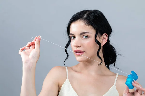 Jonge vrouw met tandzijde — Stockfoto