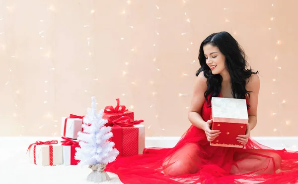 Young woman holding a gift box — Stock Photo, Image