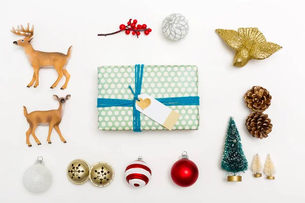 Adornos de Navidad con una caja de regalo —  Fotos de Stock