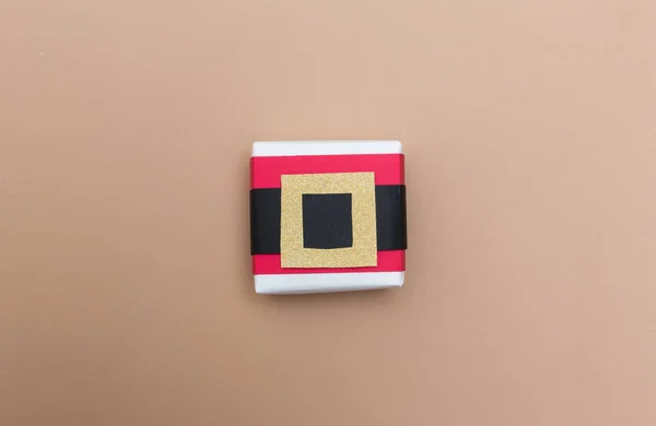 Scatola regalo Santa cintura su carta marrone — Foto Stock