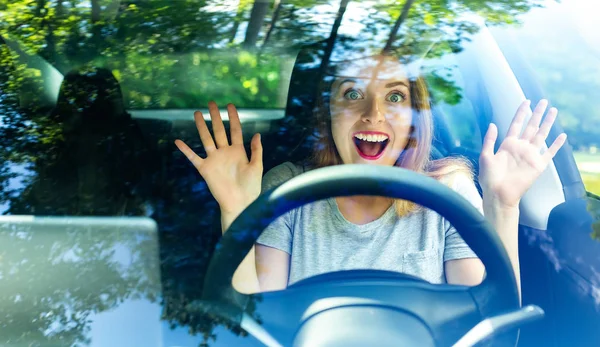 Jovem mulher em um carro de auto-condução — Fotografia de Stock