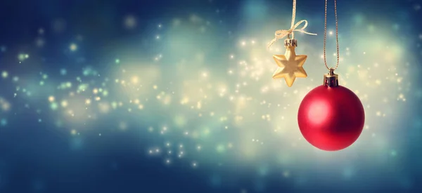 Vánoční hvězda a cetka ornamenty — Stock fotografie