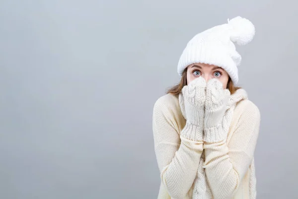 Jovem mulher em uma roupa de inverno tempo frio — Fotografia de Stock