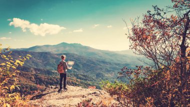 Bir uçurumun kenarında bir adam