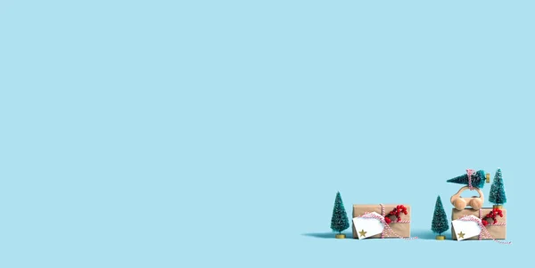 Speelgoedauto Uitvoering Van Een Kerstboom Met Een Geschenkdoos — Stockfoto