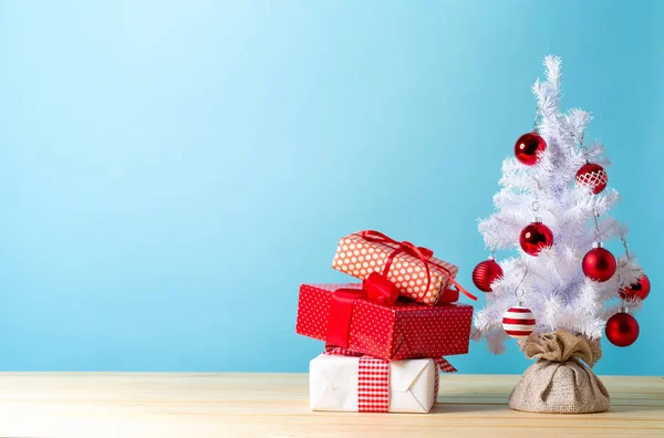 Pequena árvore de Natal branca com presentes — Fotografia de Stock