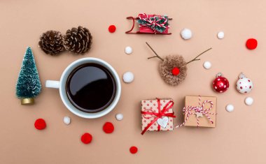 Noel süsler ile kahve fincanı kahverengi kağıt üzerinde