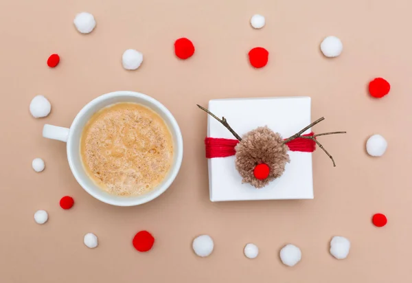 Scatola regalo di Natale con tazza di caffè su carta marrone — Foto Stock