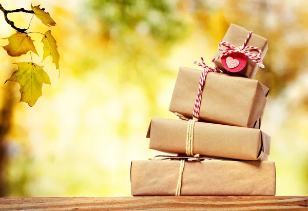 Montón de cajas de regalo con un cielo otoñal y follaje —  Fotos de Stock