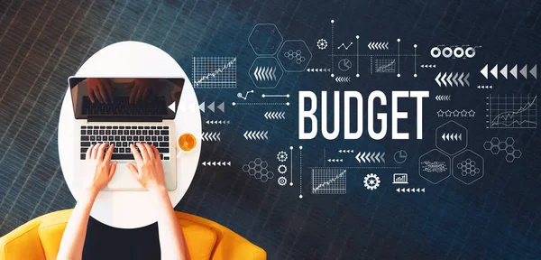 Orçamento com pessoa usando um laptop — Fotografia de Stock
