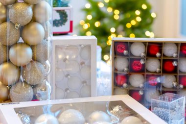 Noel babule ve süs eşyaları kutulara bir tabloda bir odada