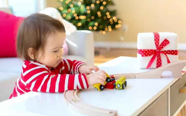 Малыш Тоддлер в своем доме на Рождество — стоковое фото