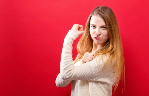 Krachtige Jonge Vrouw Een Pose Succes Een Effen Achtergrond — Stockfoto