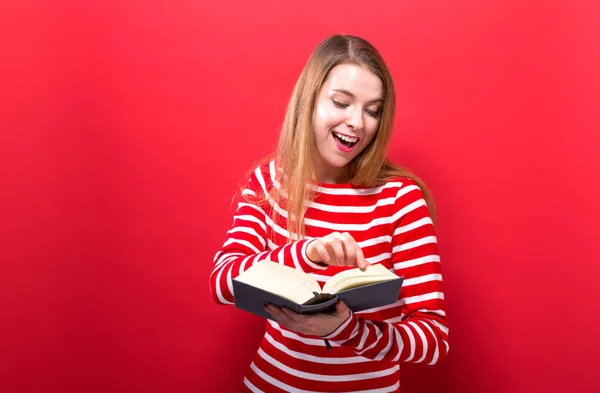 Jonge vrouw met een boek — Stockfoto