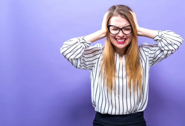 Jonge vrouw haar oren blokkeren — Stockfoto