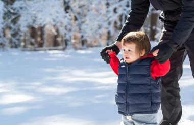 Karda oynarken yürümeye başlayan çocuk