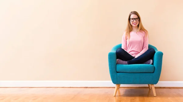 Feliz joven sonriendo en una gran sala abierta — Foto de Stock