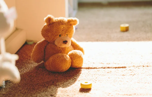 Teddy bear in a room — Stock Photo, Image