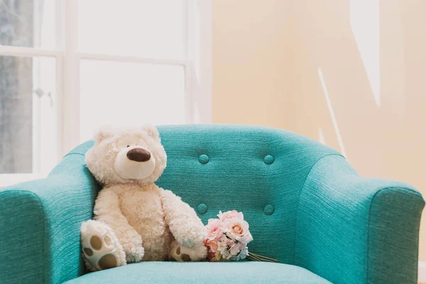 泰迪熊和花花束在椅子上的房间 — 图库照片