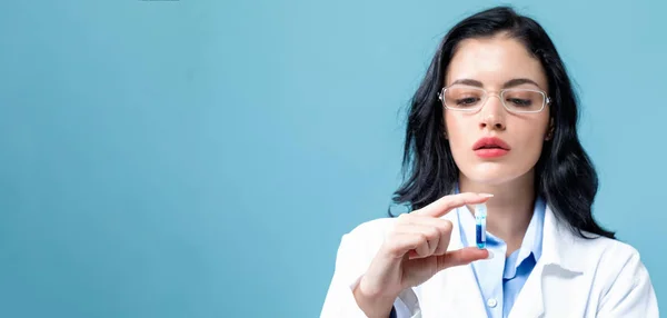 Laboratorium onderzoeker met een flesje test — Stockfoto