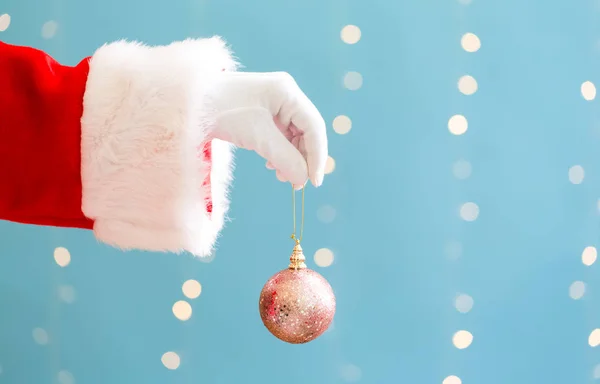 Santa tenendo una bagattella di Natale — Foto Stock