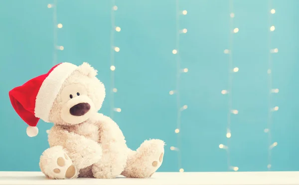 Urso de peluche com um chapéu de Pai Natal — Fotografia de Stock