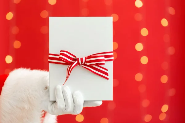 Santa segurando um presente de Natal — Fotografia de Stock