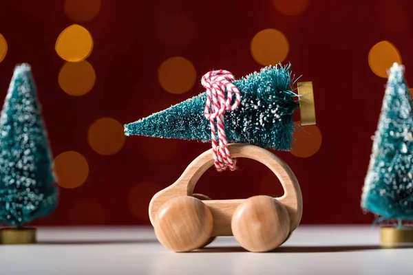 Spielzeugauto mit Weihnachtsbaum — Stockfoto