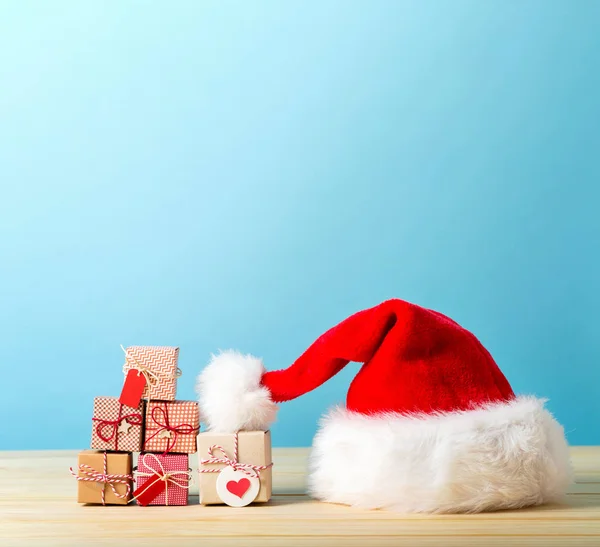 Santa hat a dárkové boxy — Stock fotografie