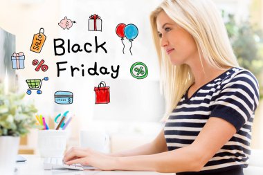 Black Friday bilgisayar önünde mutlu genç kadınla