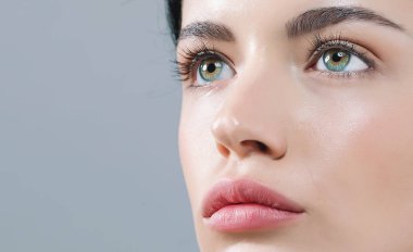 kontakt lensler ile genç kadın